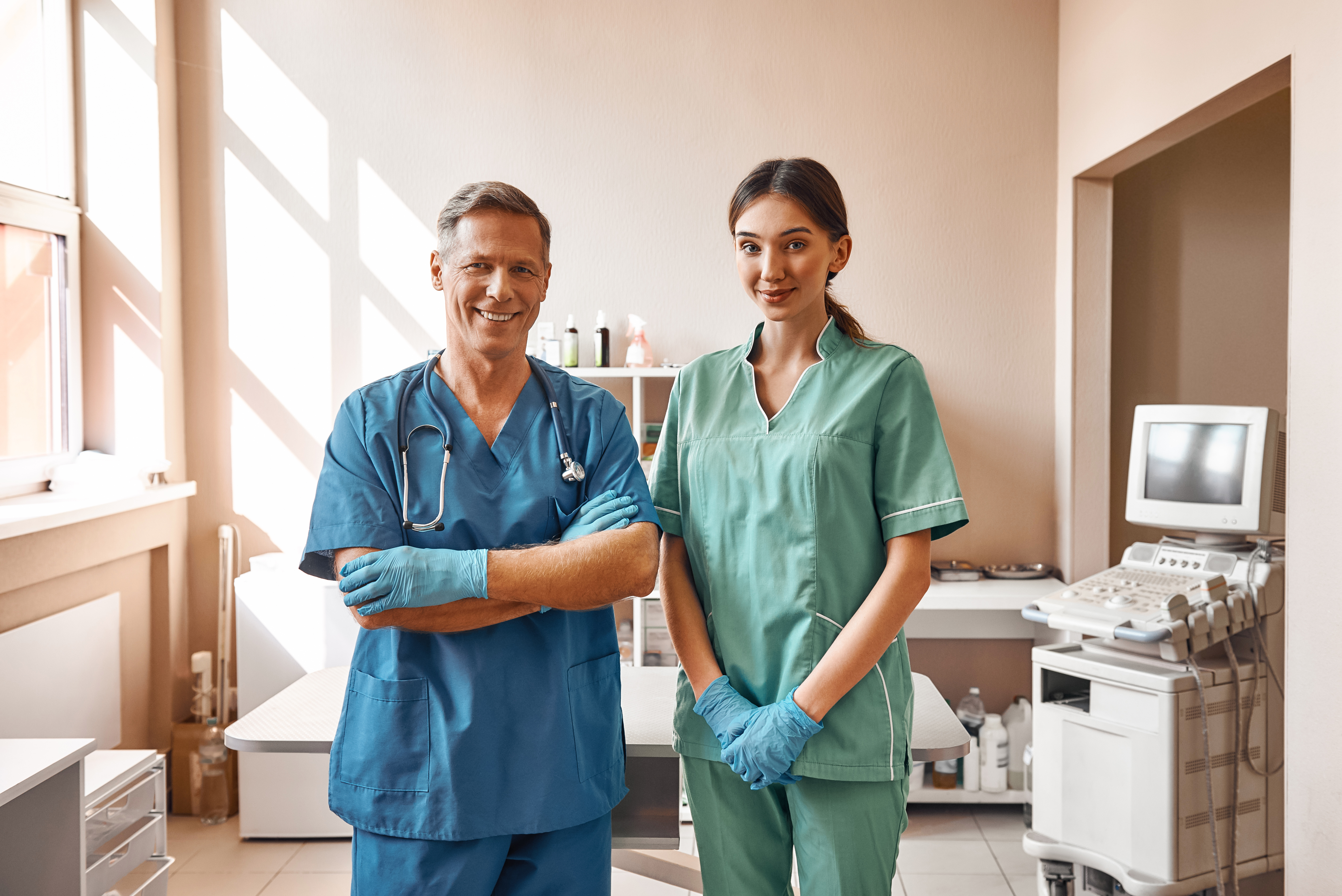 Werkkleding en veiligheid in je dierenkliniek: het belang van de juiste beschermingsmiddelen voor je personeel